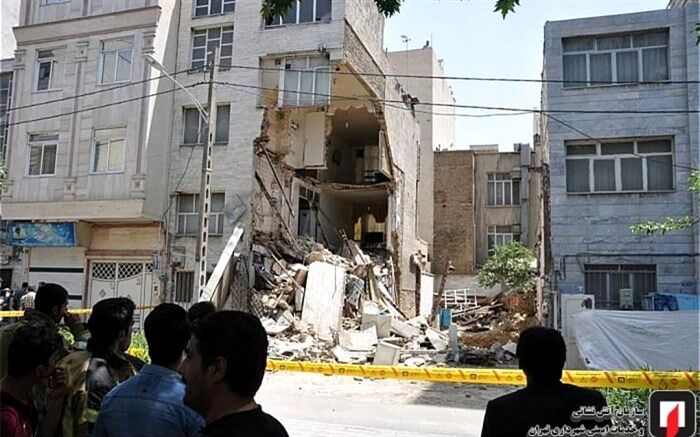 تصاویر/ ریزش ساختمان ۳ طبقه در تهران