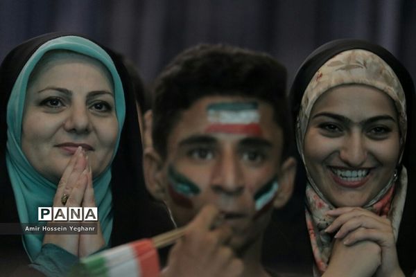تماشای بازی ایران و اسپانیا در جزیره کیش