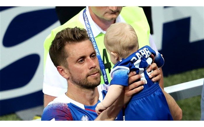 تصویر/ بازیکن ایسلند در مقابل هوادار کوچکش پس از باخت