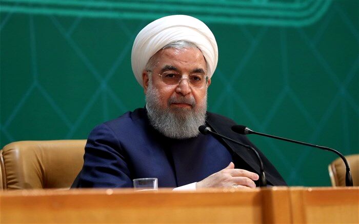 دولت می ایستد؛ اگر کسی فکر می کند این دولت در برابر فشار استعفا می دهد، اشتباه می کند