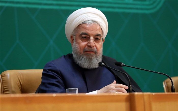 دولت می ایستد؛ اگر کسی فکر می کند این دولت در برابر فشار استعفا می دهد، اشتباه می کند