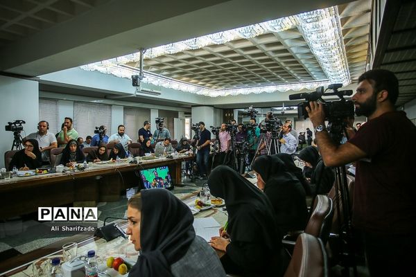 نشست خبری وزیر صنعت،‌ معدن و تجارت