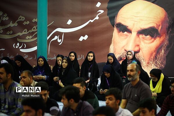 دیدار برگزیدگان کنگره ملی پرسش مهر18 با سید حسن خمینی