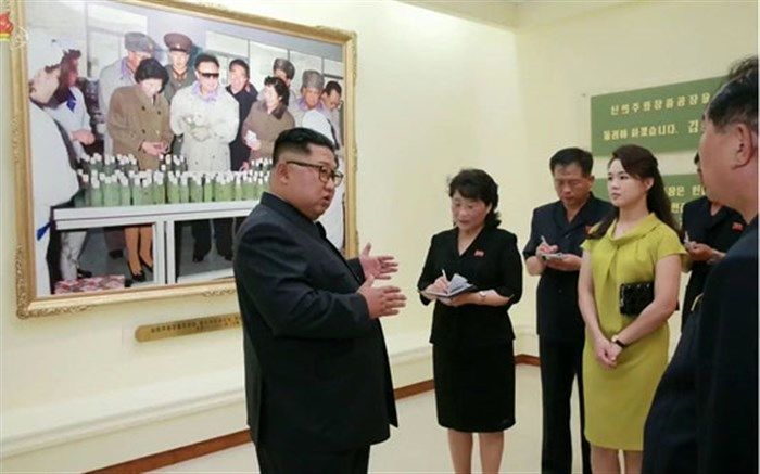 تصاویر/ کیم‌جونگ‌اون و همسرش در کارخانه لوازم آرایشی