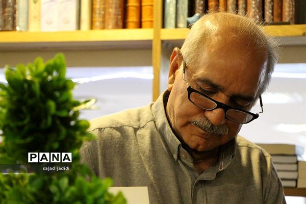 کتاب«من یک بازیگرم» با حضور پرویزپرستویی در یزد رونمایی و امضا شد