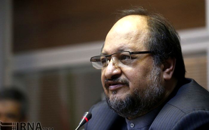 شریعتمداری: منابع ارزی کشور دچار محدودیت نیست