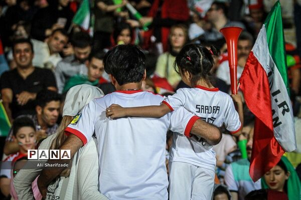 تماشای فوتبال ایران و پرتغال در ورزشگاه آزادی