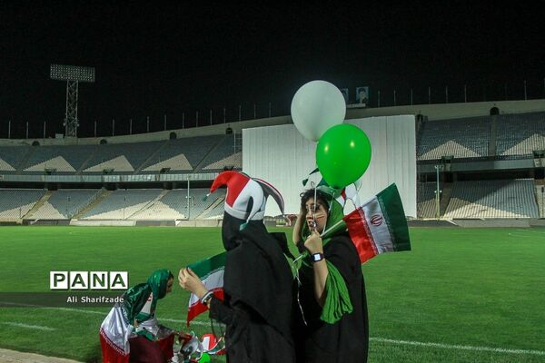 تماشای فوتبال ایران و پرتغال در ورزشگاه آزادی