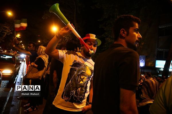شادی مردم تهران پس از آخرین بازی ایران در جام جهانی