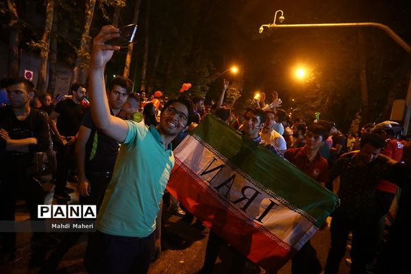 شادی مردم تهران پس از آخرین بازی ایران در جام جهانی