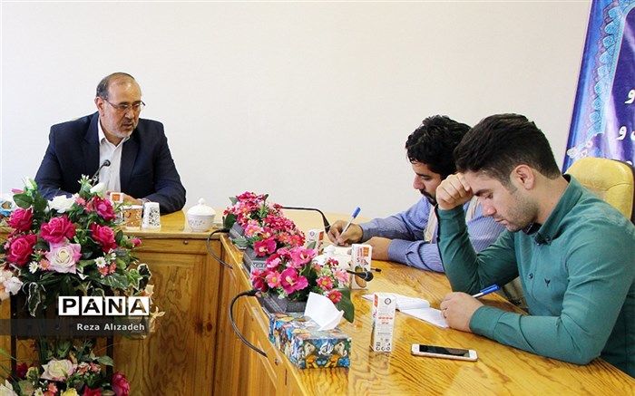 اولیا در حین ثبت نام دانش آموزان فقط هزینه بیمه و کتب آموزشی را پرداخت کنند