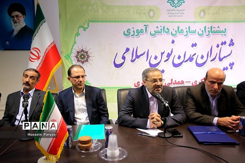 مراسم تکریم و معارفه معاونان پشتیبانی و تامین منابع پیشین و جدید سازمان دانش‌آموزی