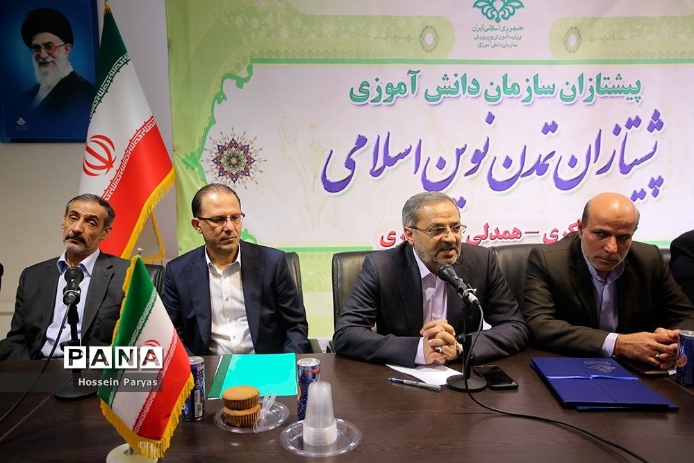 مراسم تکریم و معارفه معاونان پشتیبانی و تامین منابع پیشین و جدید سازمان دانش‌آموزی