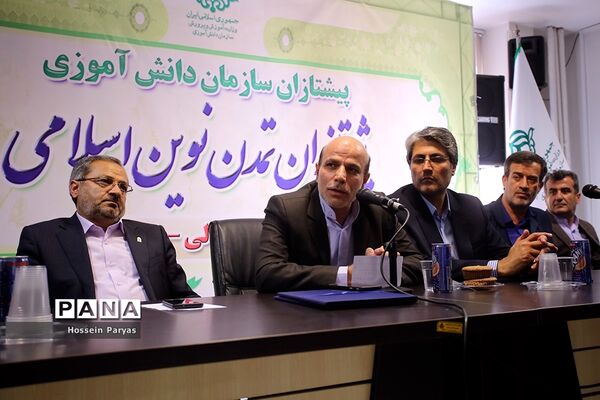 مراسم تکریم و معارفه معاونان پشتیبانی و تامین منابع پیشین و جدید سازمان دانش‌آموزی