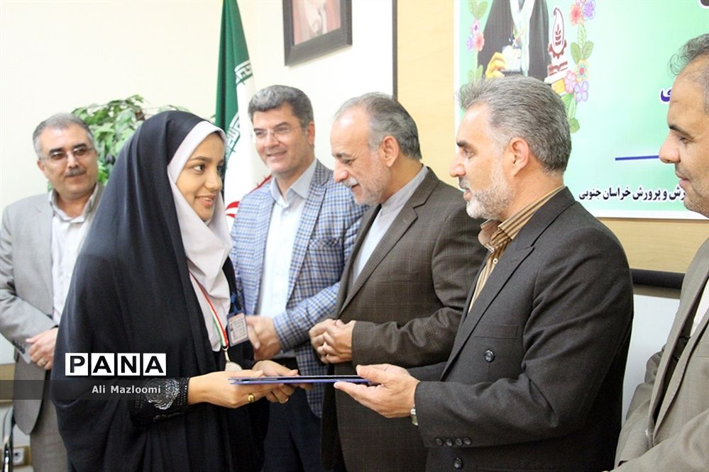 تجلیل از فاطمه فنایی رتبه دوم نگارگری کشور در شهرستان قائن