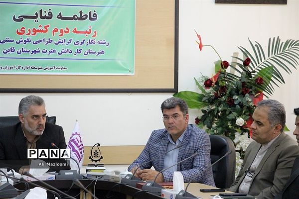 تجلیل از فاطمه فنایی رتبه دوم نگارگری کشور در شهرستان قائن