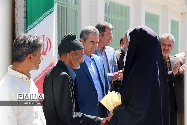 تجلیل از فاطمه فنایی رتبه دوم نگارگری کشور در شهرستان قائن