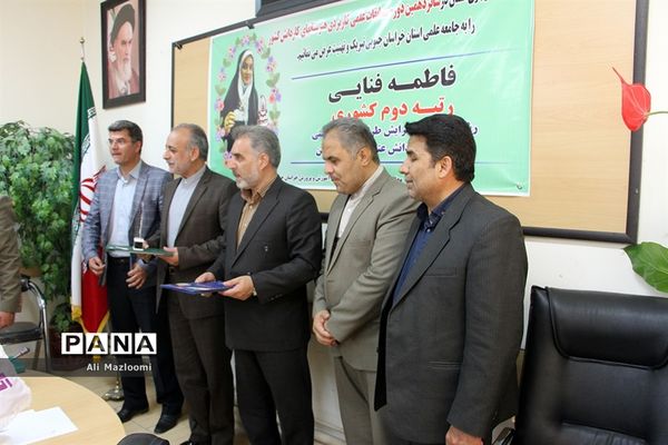 تجلیل از فاطمه فنایی رتبه دوم نگارگری کشور در شهرستان قائن