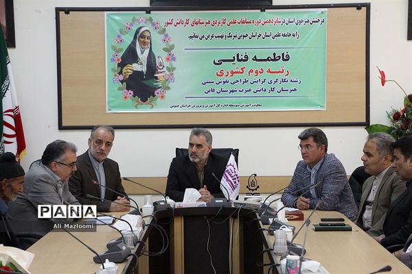 تجلیل از فاطمه فنایی رتبه دوم نگارگری کشور در شهرستان قائن