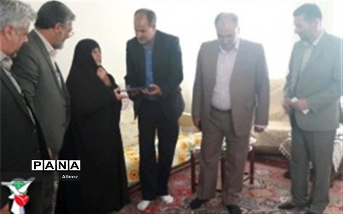 دیدار جمعی از مسئولین با خانواده‌های معظم شهدا در نظرآباد