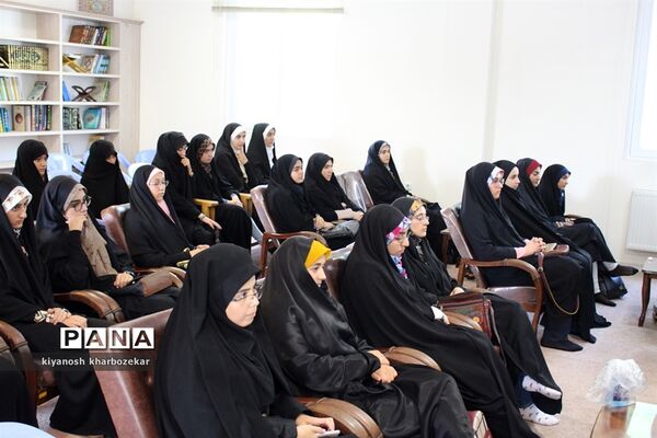 نشست مسئولین و اعضای انجمن های اسلامی دانش آموزان آذربایجان غربی با نماینده مقام معظم رهبری