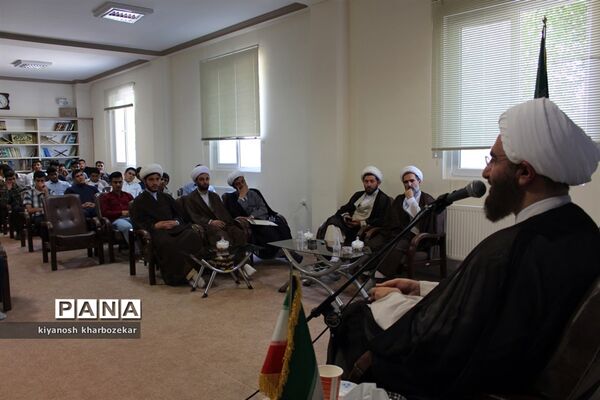 نشست مسئولین و اعضای انجمن های اسلامی دانش آموزان آذربایجان غربی با نماینده مقام معظم رهبری