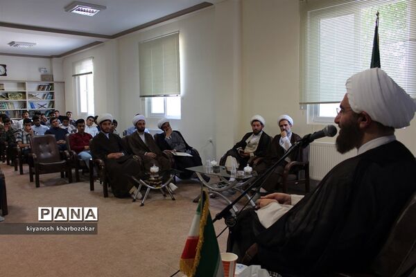 نشست مسئولین و اعضای انجمن های اسلامی دانش آموزان آذربایجان غربی با نماینده مقام معظم رهبری
