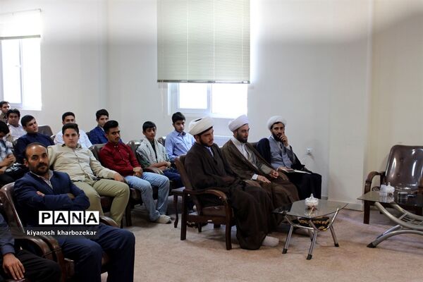 نشست مسئولین و اعضای انجمن های اسلامی دانش آموزان آذربایجان غربی با نماینده مقام معظم رهبری