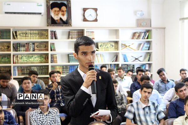 نشست مسئولین و اعضای انجمن های اسلامی دانش آموزان آذربایجان غربی با نماینده مقام معظم رهبری