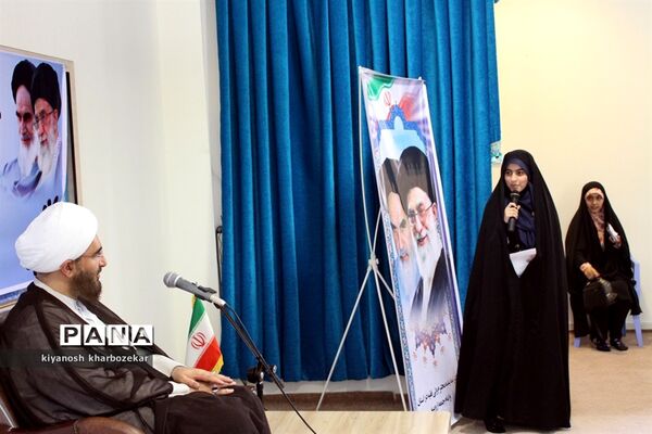 نشست مسئولین و اعضای انجمن های اسلامی دانش آموزان آذربایجان غربی با نماینده مقام معظم رهبری