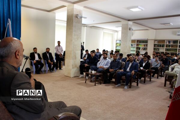 نشست مسئولین و اعضای انجمن های اسلامی دانش آموزان آذربایجان غربی با نماینده مقام معظم رهبری