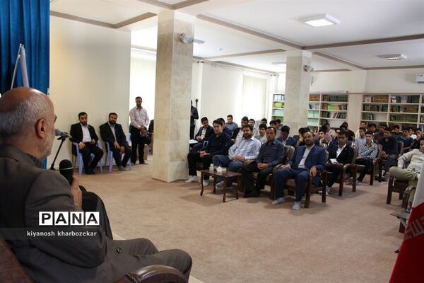 نشست مسئولین و اعضای انجمن های اسلامی دانش آموزان آذربایجان غربی با نماینده مقام معظم رهبری