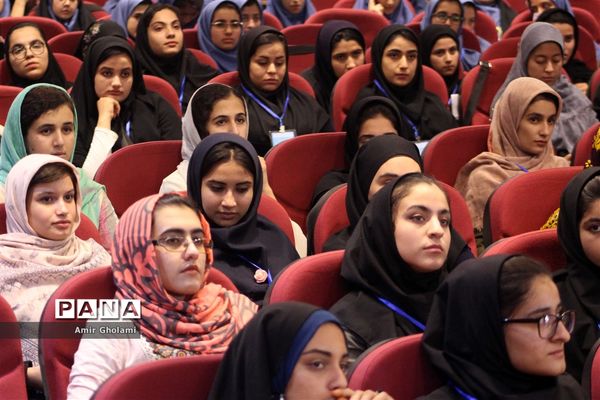 سومین روز از حضور دانش‌آموزان دختر مناطق مرزی در اردوگاه شهید با هنر تهران
