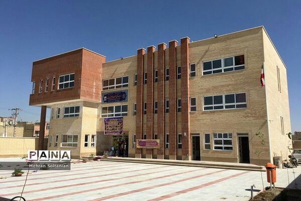 بازدید بطحایی از روند آماده‌سازی دبستان شهید بدیهی ناحیه ۴ اصفهان