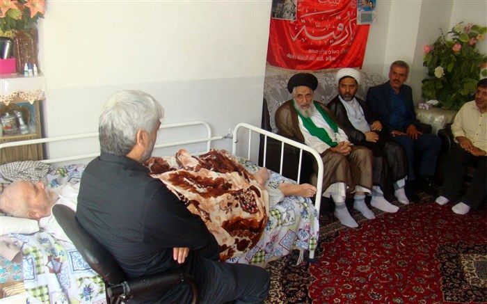 دیدار امام جمعه و رئیس آموزش و پرورش کهک با خانواده شهید مدافع حرم