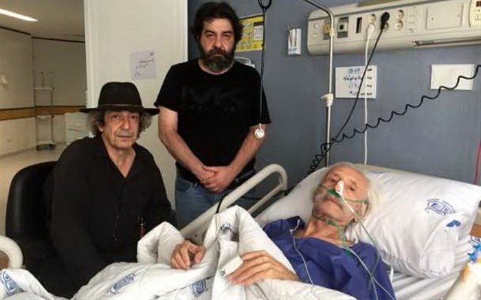 تصویر/ پسران جمشید مشایخی بر بالین پدر