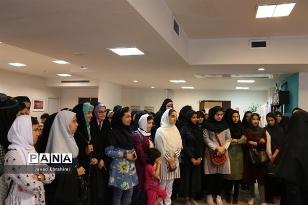 بازدید دانش آموزان دختر دوره های تابستانه سازمان دانش آموزی از موسسه فرهنگی شهر آرا مشهد