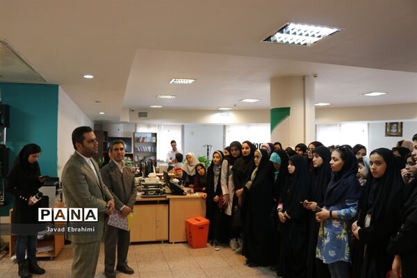 بازدید دانش آموزان دختر دوره های تابستانه سازمان دانش آموزی از موسسه فرهنگی شهر آرا مشهد