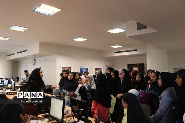 بازدید دانش آموزان دختر دوره های تابستانه سازمان دانش آموزی از موسسه فرهنگی شهر آرا مشهد