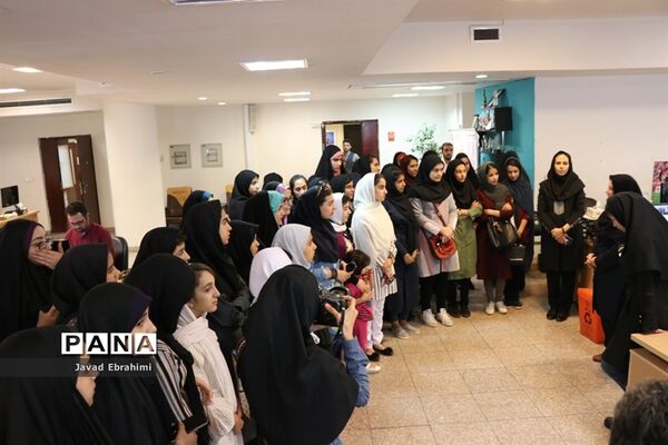 بازدید دانش آموزان دختر دوره های تابستانه سازمان دانش آموزی از موسسه فرهنگی شهر آرا مشهد