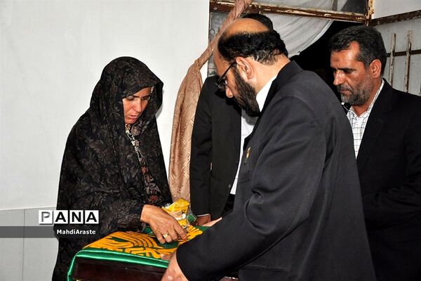 کمک به چندتن ازنیازمندان شهر زیرکوه به همت خادمان حرم امام رضا (ع)