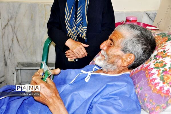 دیدار خادمان رضوی با بیماران بیمارستان شهدای قاین