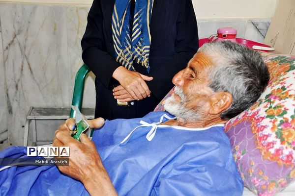 دیدار خادمان رضوی با بیماران بیمارستان شهدای قاین