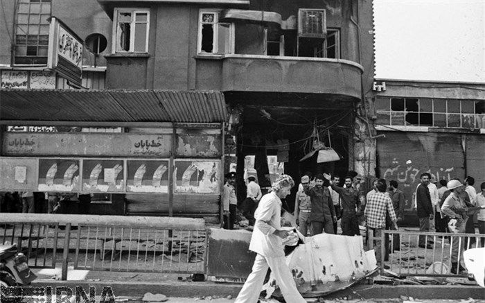 تصاویر/ ۱۷ تیر ۱۳۶۵؛ انفجار بمب در میدان انقلاب