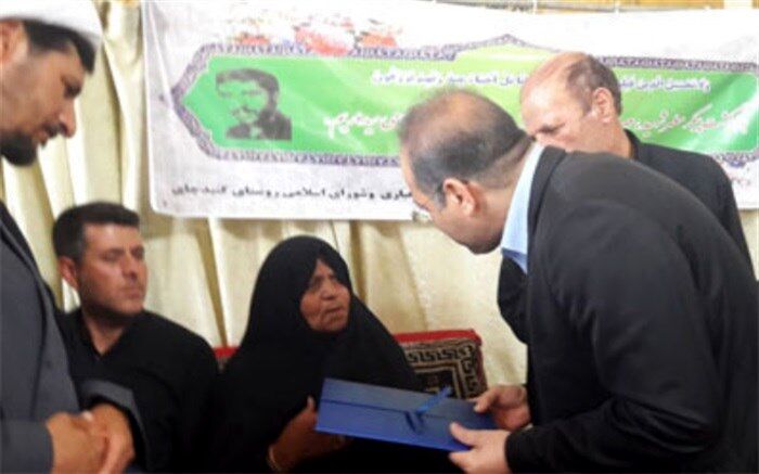 تجلیل مدیرکل آموزش و پرورش استان همدان از خانواده دانش آموز شهید، محراب سهرابلویی