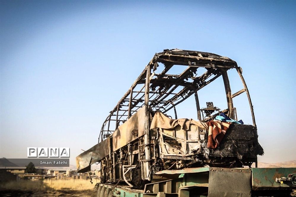 لاشه اتوبوس مسافر‌بری و تانکر سوخت در اثر انفجار مهیب دیشب درسنندج