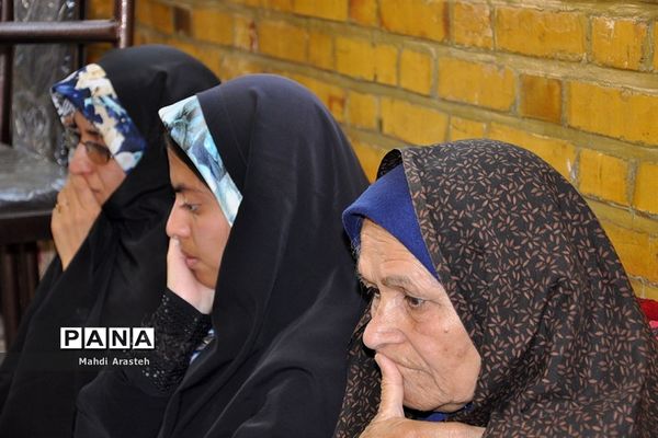 حضور کاروان زیر سایه خورشید در مزار بی بی صاحبه روستای نوزاد شهرستان درمیان