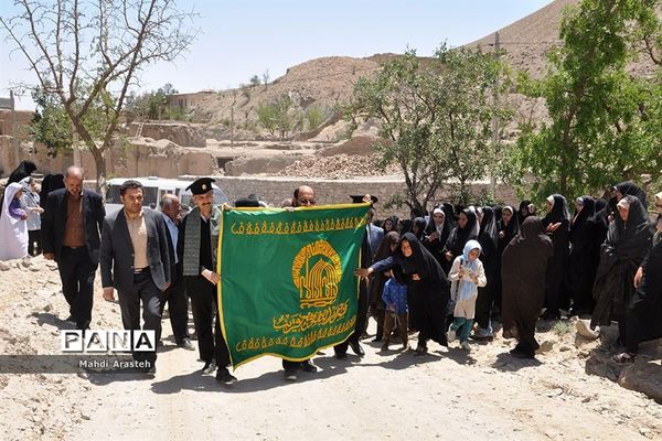 حضور کاروان زیر سایه خورشید در مزار بی بی صاحبه روستای نوزاد شهرستان درمیان