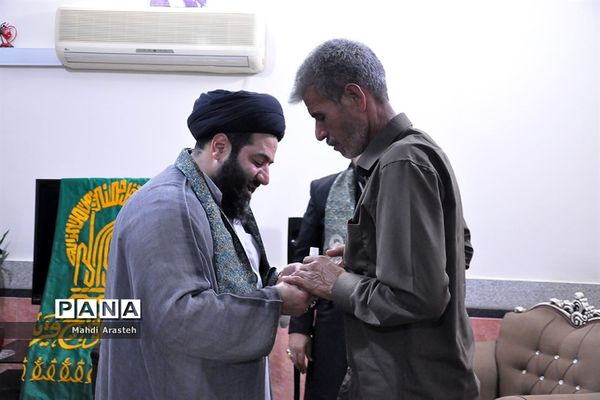 اهدای مدال افتخار رضوی به  جانباز35درصد نهبندانی