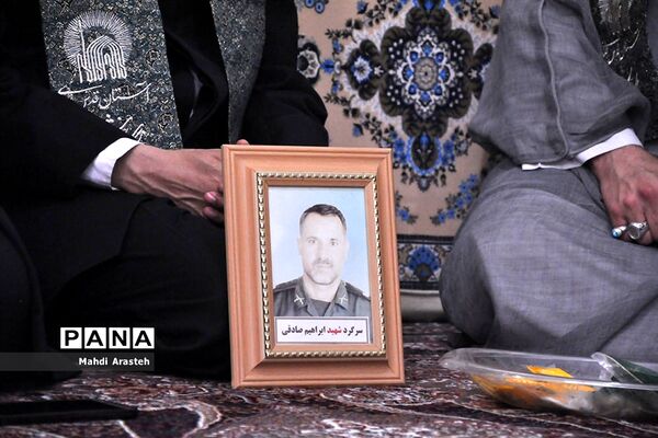 دیدار خدام حرم رضوی با خانواده  شهید ابراهیم صادقی درنهبندان